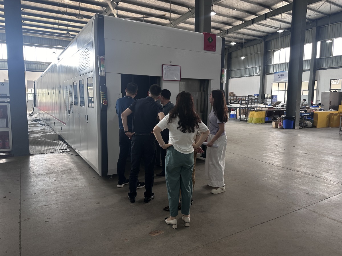 年產值20億級PCB巨頭到訪鑫金暉，考察塞孔絲印機和烘干隧道爐一體生產線